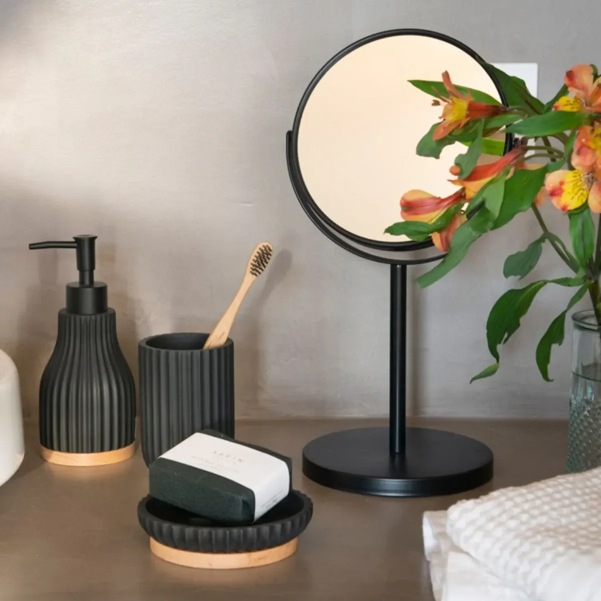 Andrea Standing Mirror - Black (BA23028) product thumbnail 2