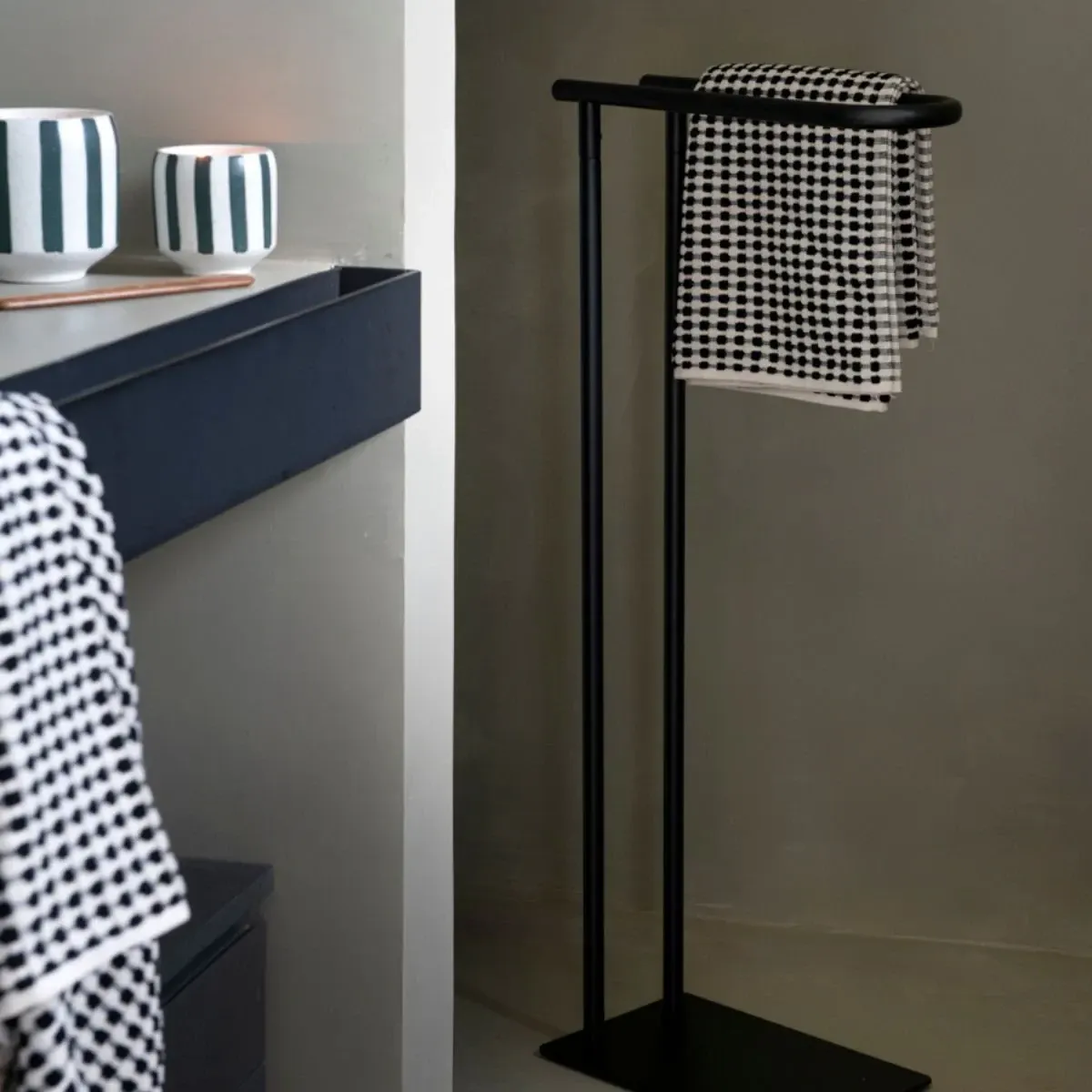 Andrea Towel Holder - Black (BA25150) product thumbnail 2